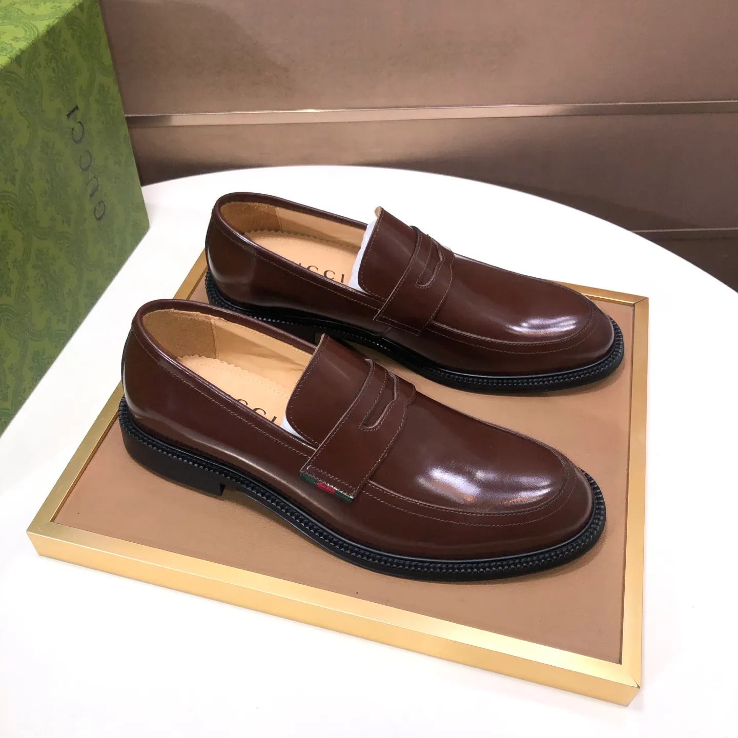 Factory batch 500💰Italy’s top luxury men’s shoe giant (GUCCI) (Gucci) (full cowhide lining) new arrival🍃Original European style🔰 Pleasant to the eye😍In order to make the shoes more durable and non-deformable🌀The production continues to follow traditional methods but there is still no lack of innovation💪The original sheepskin is selected for the leather♻️Smooth, natural and extra bright⭐Made of imported cowhide The rich man’s first choice 38-45 (45 customized)